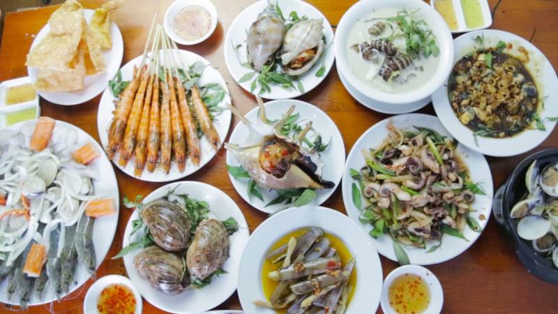 Cách trình bày món ăn bắt mắt, hấp dẫn người ăn.