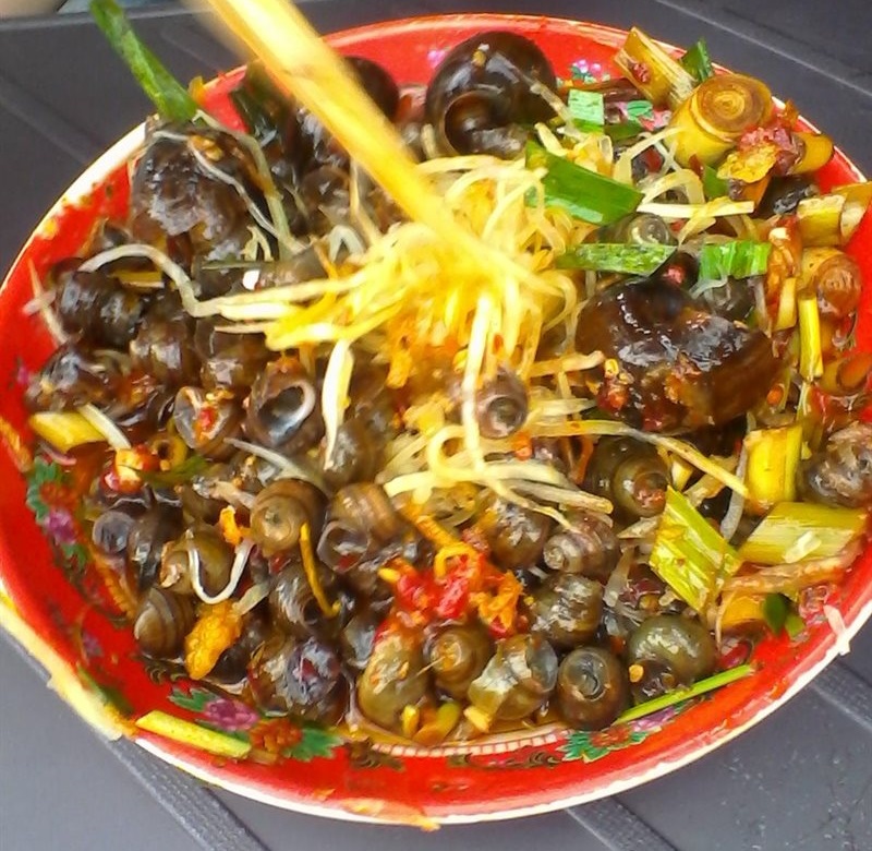 Một dĩa ốc cay ngọt ăn kèm gỏi đu đủ không gì sánh bằng.