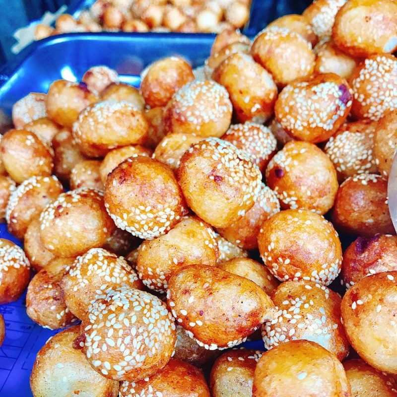 Bánh rán cổ truyền hàng Chiếu nóng hổi, vàng giòn