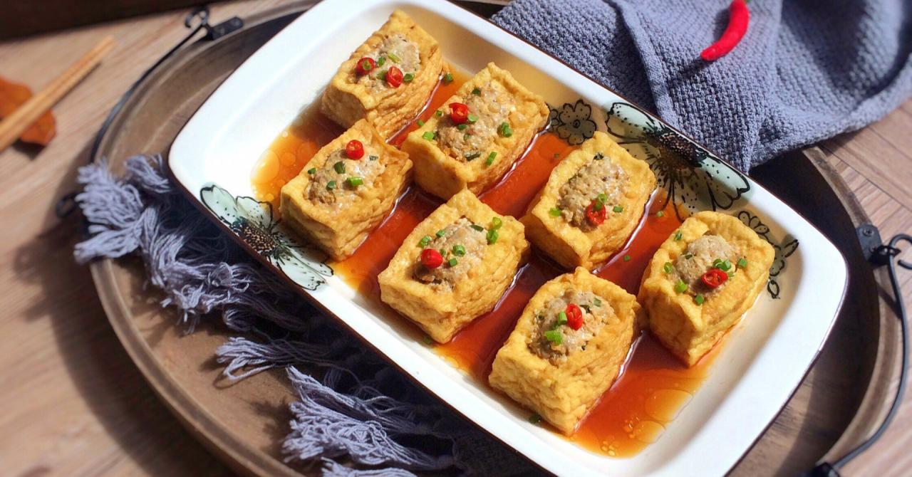 Đậu phụ nhồi thịt kết hợp cùng với nước sốt tạo nên hương vị thơm ngon khó cưỡng.