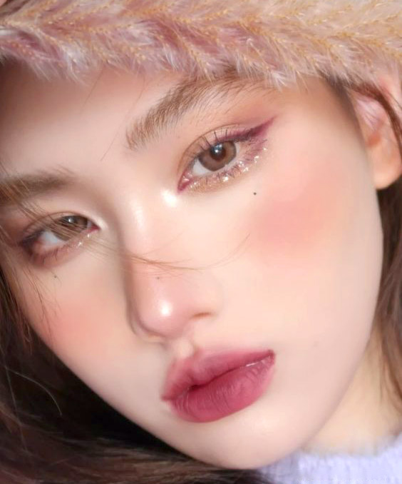 Son #M4 là một tone son nâu mận trầm lạ mắt nhưng ngọt ngào nữ tính.