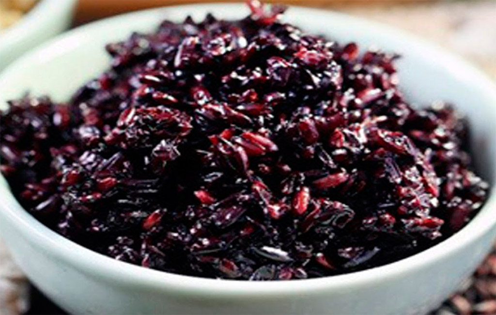 Nấu xôi nếp cẩm làm sữa chua