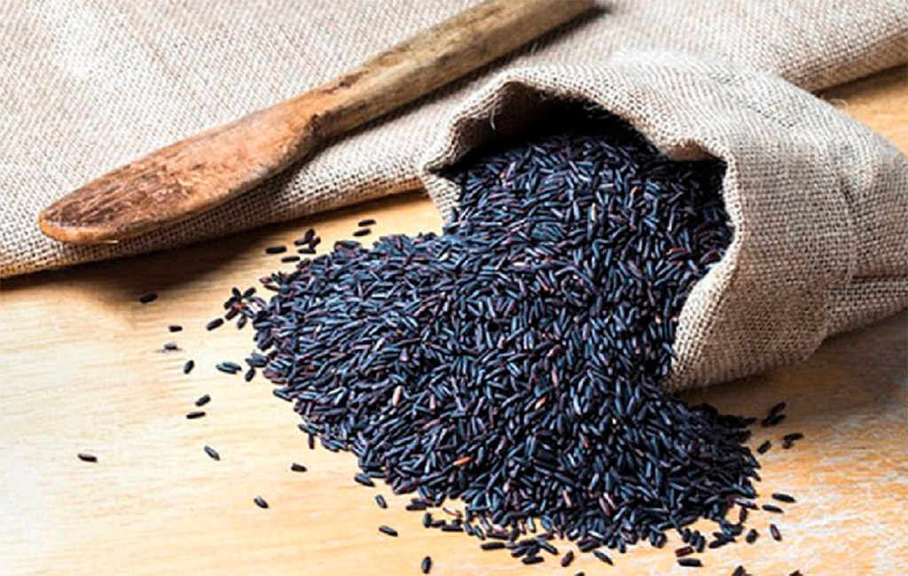 Chuẩn bị gạo nếp cẩm để nấu