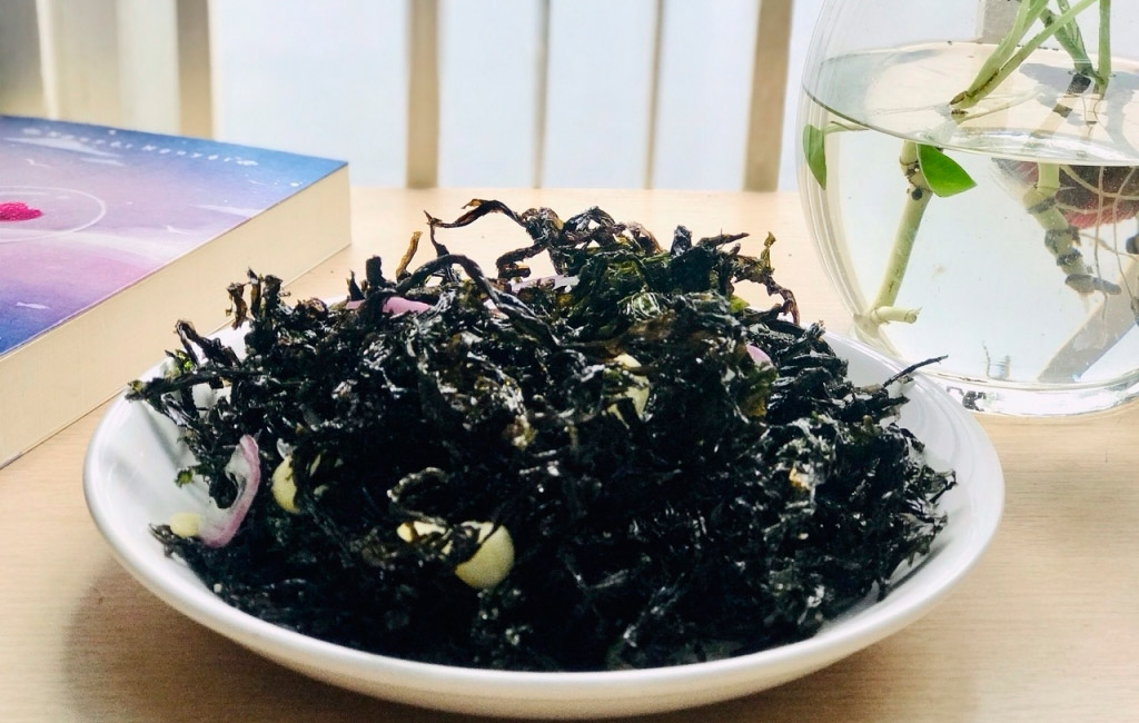 Cắt rong biển nhỏ như đang nấu canh