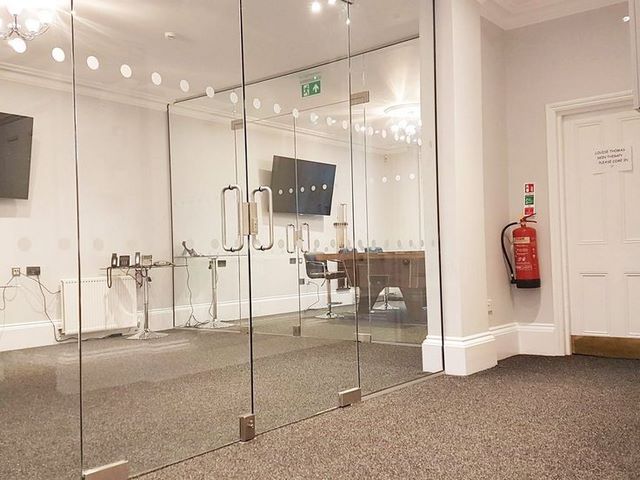 Cửa kính giúp không gian lắp đặt thông thoáng hơn 