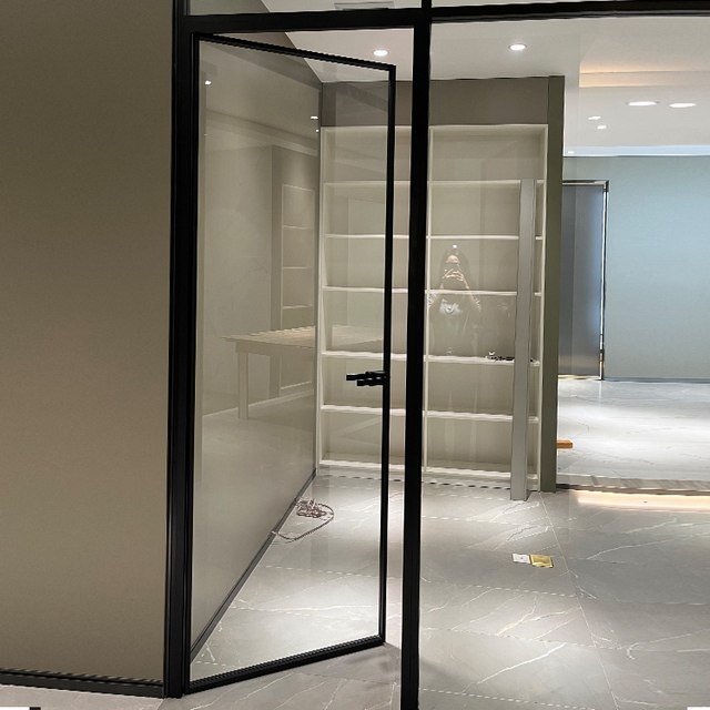 Cửa kính cường lực thiết kế theo dạng mở 