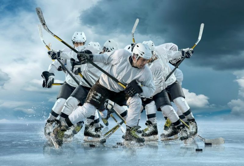 Mỗi trận đấu khúc côn cầu trên băng sẽ có 2 đội tham gia, mỗi đội 5 cầu thủ và 1 thủ môn