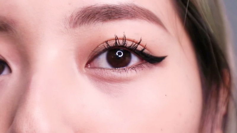 Kiểu kẻ mắt mèo thể hiện nét cá tính, sự sắc sảo