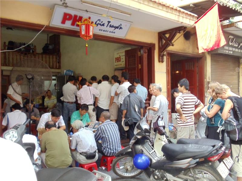 Muốn ăn phở Bát Đàn bạn phải xếp hàng dài chờ tới lượt
