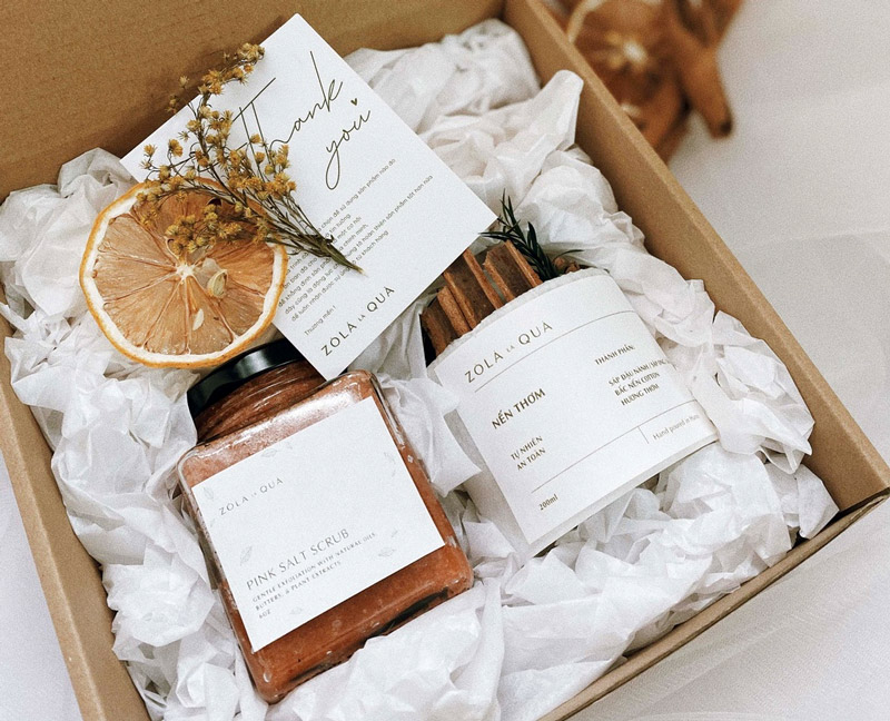 Hộp quà tặng nến thơm và sản phẩm làm đẹp cũng rất được chị em yêu thích!