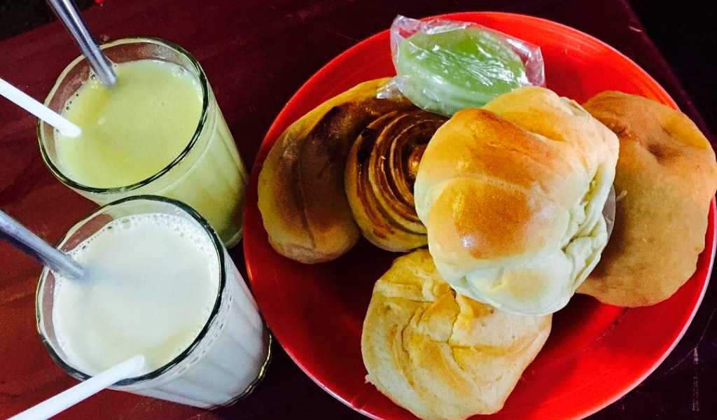 Thử sữa đậu nành và bánh ngọt bạn như lạc vào mê cung đồ ăn ngon.