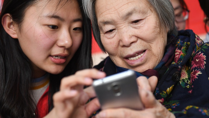 tang-qua-dien-thoai Một chiếc điện thoại mới giúp mẹ sử dụng tiện lợi hơn