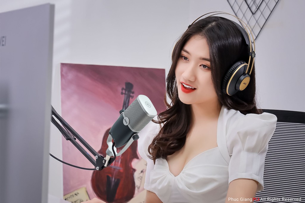 tren-tay-micro-thu-am-akg-ara-nho-hon-re-hon-nhung-van-chat-dat-chuan-phong-thu-291-6266767 Micro chuyên nghiệp Studio AKG ARA