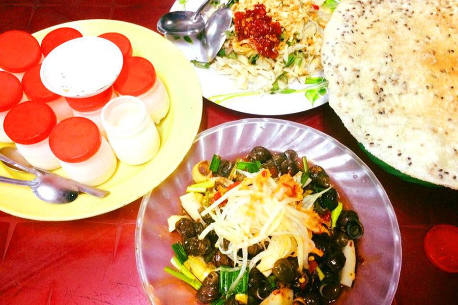 Ốc hút, yaourt muối, mít trộn, bánh tráng kẹp... những món ăn độc đáo dưới chân cầu Trần Thị Lý.